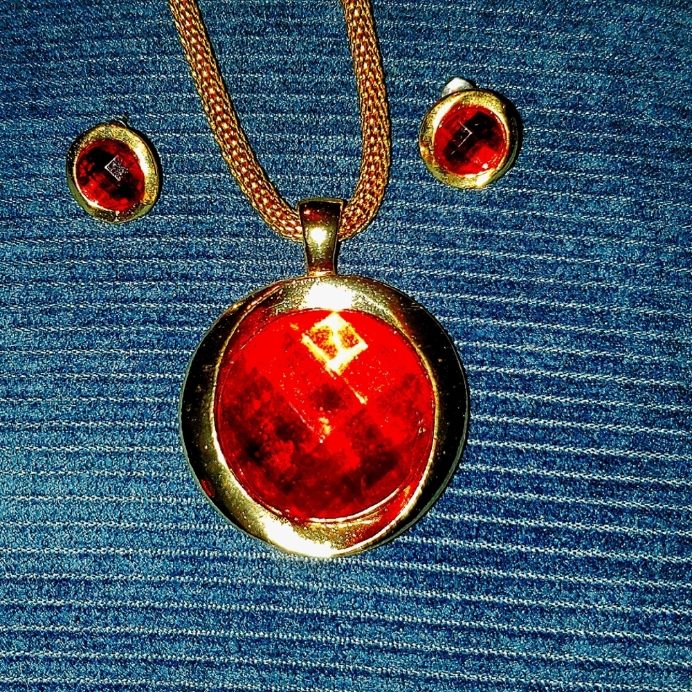 Crimson Elegance pendant on a woven style gold toned chain and matching earrings
